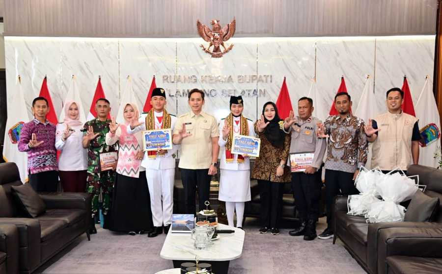Bupati Egi Hadiahi Umrah Dua Paskibraka Nasional Asal Lampung Selatan IMG-20260827-WA0053.jpg