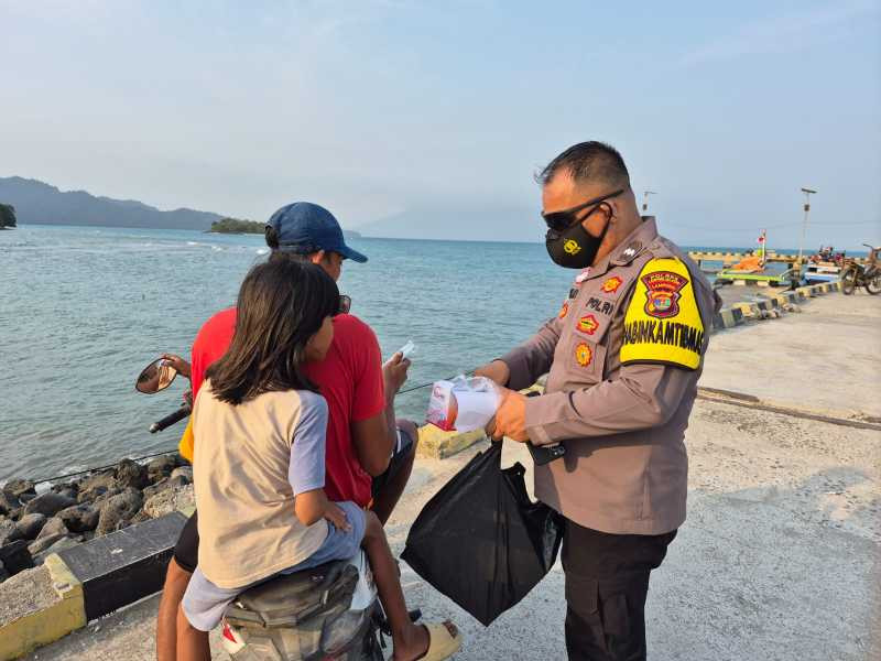 Debu Gunung Anak Krakatau, Bhabinkamtibmas Sambangi Warga Pulau Sebesi dan Bagikan Masker IMG-20260906-WA0034.jpg