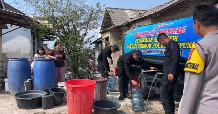 Satuan Brimob Polda Lampung Salurkan Air Bersih Untuk Masyarakat Yang Terdampak Kekeringan IMG-20261010-WA0082.jpg