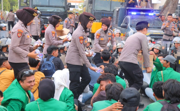 Aksi Humanis Polwan Polda Lampung, Bagikan Air Minum kepada Massa Pendemo di Gedung DPRD IMG-20261029-WA0004.jpg