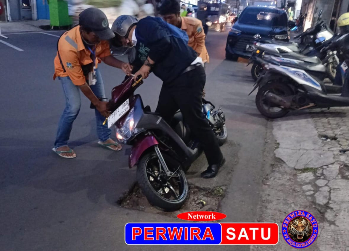 $rows[judul]