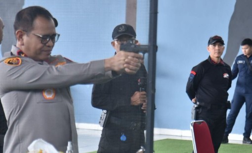 Tingkatkan Kemampuan Personel : Kapolda Lampung Ikuti Latihan Menembak dii Satbrimobda Lampung