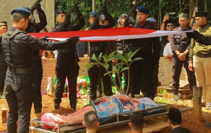 Penghormatan Terakhir: Dansat Brimob Pimpin Upacara Pemakaman Danyon A Pelopor