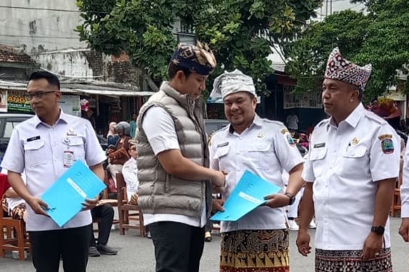 Dilantik di Tengah Pasar, Bupati Egi Ingatkan Pejabat soal Realitas Pengabdian