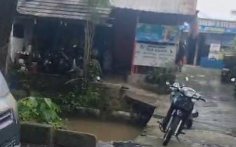 Warga Dekat Pinggiran Kali Grogol Mampang, Keluhkan Bangli dan Minta Walikota Tindak Tegas