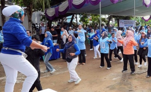Sentuh Lansia 95 Tahun di Sidomulyo, Zita Anjani Serahkan Bantuan dan Ajak Warga Hidup Sehat Lewat Senam OK Gas