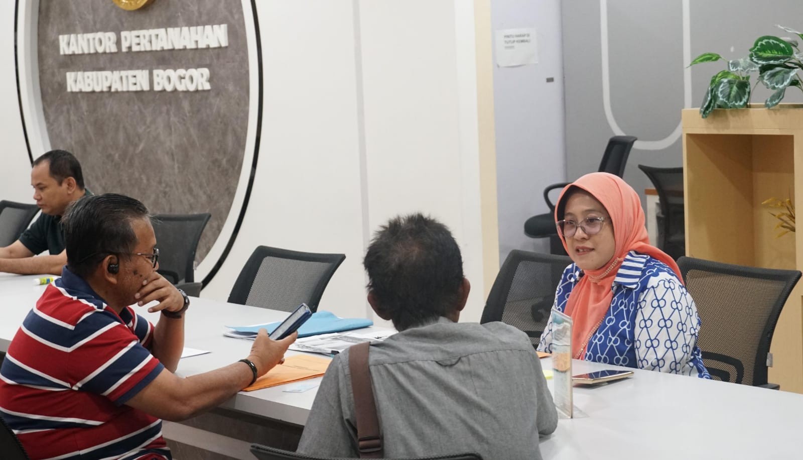 Tidak Ada Perbedaan, Dibulan Ramadhan PELATARAN Tetap Layani Masyarakat