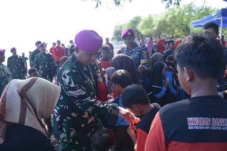 Akhiri Rangkaian Latihan Pasmar 2 Semarak Bhakti TNI AL di Pantai Merak Situbondo