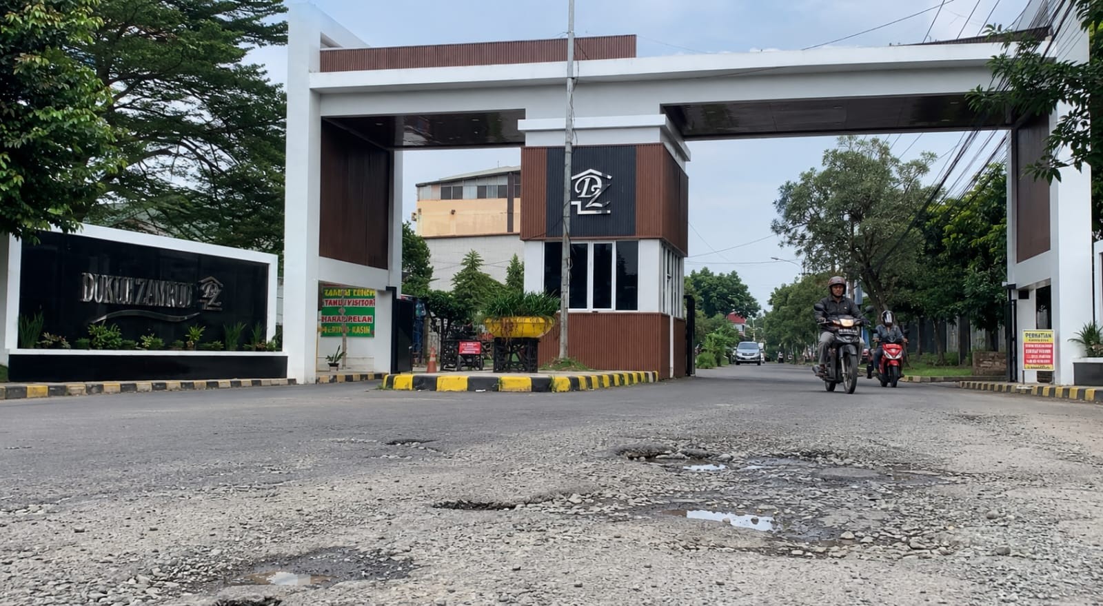 Gapura Megah Jalan Rusak Tetap Terabaikan