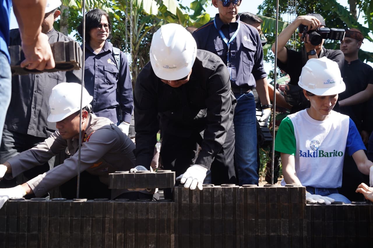SDN 3 Sukanegla Garut Manfaatkan Bata Plastik Daur Ulang Wujudkan Lingkungan Belajar Berkelanjutan