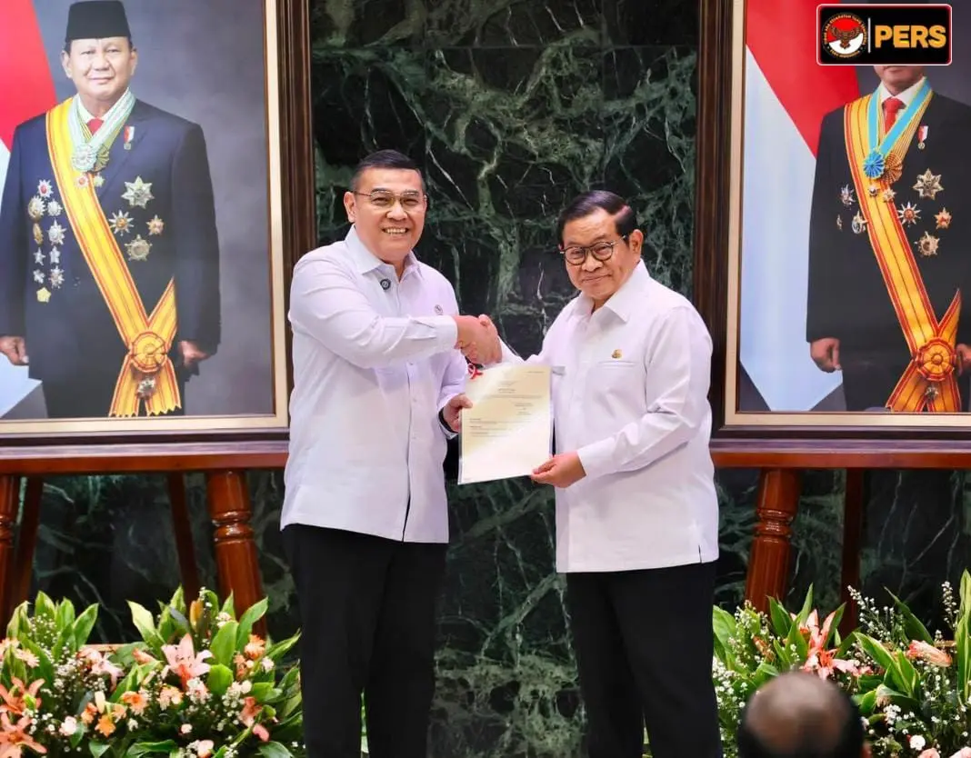 Wamen Ossy Serahkan 499 Sertipikat ke Gubernur Pramono Anung Pada HUT DKI Jakarta ke-499