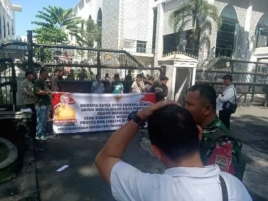 Gelar Aksi, GMPET-SU Minta Oknum Pimpinan DPRD Sumut Diperiksa Terkait Dugaan Keterlibatan Makelar Proyek