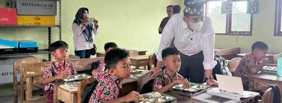 Turun Langsung ke Sekolah di Natar, Bupati Radityo Egi dan Kajati Lampung Pastikan Program MBG Berjalan Sesuai SOP