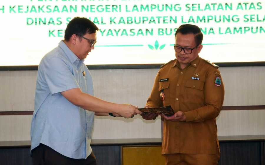 Kajari Lampung Selatan Serahkan Penetapan Perwalian, Dinas Sosial Kawal Hak Delapan Anak Yayasan Bussaina IMG-20260915-WA0041.jpg