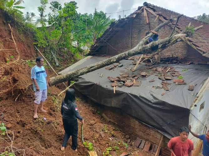 Hujan Deras Picu Longsor di Gadungsari Tirtoyudo, Sejumlah Rumah Rusak Berat IMG-20261031-WA00421.jpg