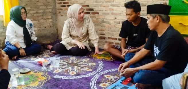 Wakil Ketua 111 DPRD Lampung Selatan Bela Jayanti Mengunjungi Kediaman Aji Korban Pekerja Ilegal Papua Selatan 