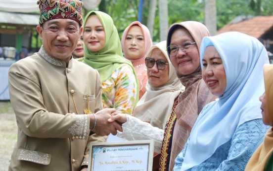 Dari UMKM Hingga Jurnalis, 13 Wanita Helau Lampung Selatan Diganjar Penghargaan di Hari Kartini 2026