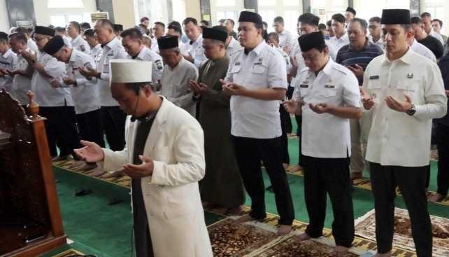 Bupati Egi dan Ratusan Jemaah di Kalianda Gelar Salat Gaib Untuk Korban Tragedi KAI