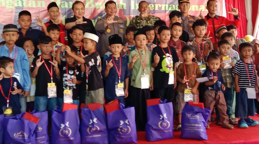 May Day di Lampung Polisi Gelar Khitan Massal Hingga Bagi Ratusan Paket Sembako