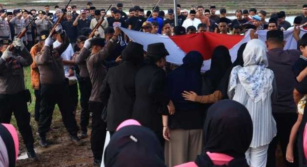 Kapolda Hadiri Upacara Pemakaman Bripka Anumerta Arya Supena Yang Gugur Dalam Tugas