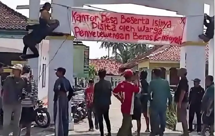 ‎Diduga Timbun Beras Bantuan Pangan, Warga Segel Kantor Desa Sukapura Cianjur