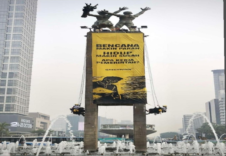 Dua Tahun Prabowo-Gibran: Spanduk Raksasa Greenpeace Gegerkan Bundaran HI IMG_20261020_164656.jpg