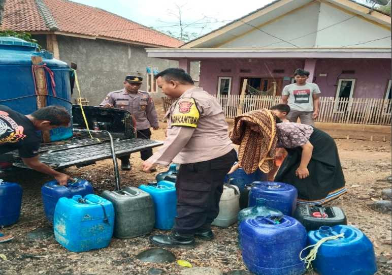 Polsek Cibalong Salurkan Air Bersih untuk Warga Cisuba yang Terdampak Kemarau Panjang IMG_20261024_144251.jpg